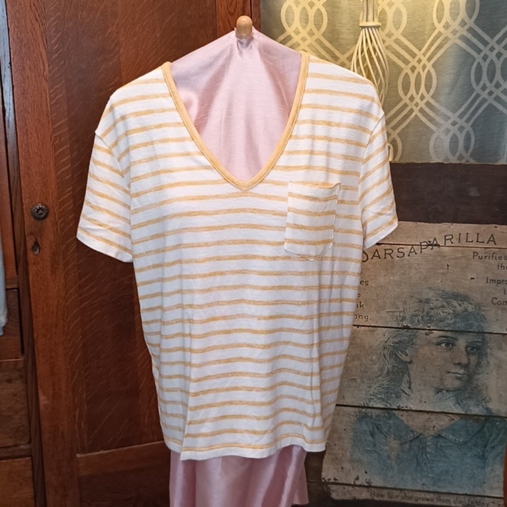 M43 Ivory and golden yellow striped knit short sleeve v-neck pocket tee XL